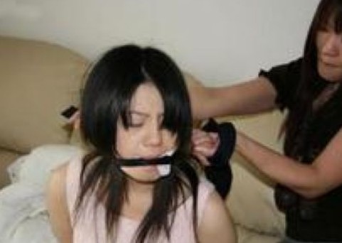 17岁<em>女孩</em>拒卖淫被虐殴打致死 吊在房梁_新浪上