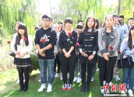 傅雷朱梅馥夫妇骨灰安葬仪式今举行,图为在校大学生来到安葬现场缅怀傅雷夫妇的精神 康玉湛 摄 傅雷朱梅馥夫妇骨灰安葬仪式今举行,图为在校大学生来到安葬现场缅怀傅雷夫妇的精神 康玉湛 摄