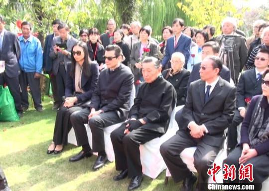 傅雷朱梅馥夫妇骨灰安葬仪式今举行,图为傅雷亲朋出席安葬仪式 康玉湛 摄 傅雷朱梅馥夫妇骨灰安葬仪式今举行,图为傅雷亲朋出席安葬仪式 康玉湛 摄