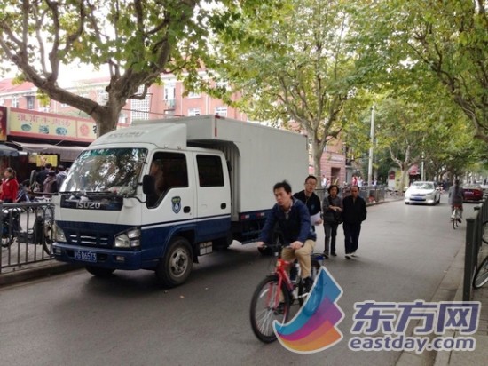 小摊几十米外就停着一辆城管车 小摊几十米外就停着一辆城管车