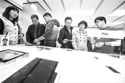 苹果专卖店内,顾客体验新上市的iPad Air。 /晨报记者 杨眉 苹果专卖店内,顾客体验新上市的iPad Air。 /晨报记者 杨眉