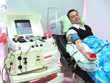 东方医院马来西亚籍医生每月献一次成分血(图