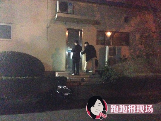 两名挂着工作牌的男子多次来大门紧闭的ATM机前查看。新民网记者 胡彦珣 摄 两名挂着工作牌的男子多次来大门紧闭的ATM机前查看。新民网记者 胡彦珣 摄