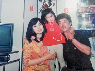 22年前穿短裙<em>女孩</em>照 这个人物非常有<em>时代感</em>(3