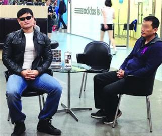 黄先生请来的保镖在一旁陪伴 /晨报记者 肖允 实习生 宋杨 黄先生请来的保镖在一旁陪伴 /晨报记者 肖允 实习生 宋杨