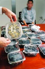 海关人员展示查获的活体蛇。 马凌云 摄 海关人员展示查获的活体蛇。 马凌云 摄