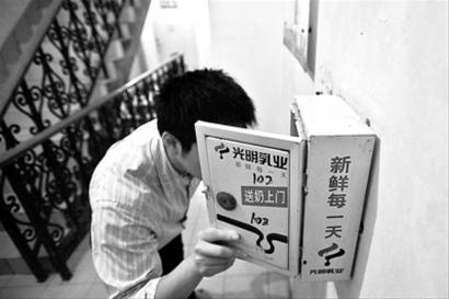 光明上海地区的入户奶即将于12月提价 /晨报记者 肖允 光明上海地区的入户奶即将于12月提价 /晨报记者 肖允