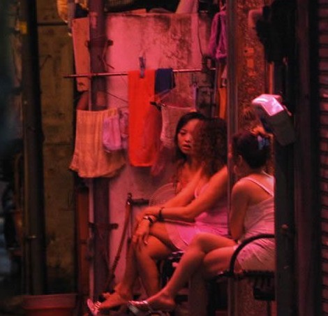 暗访北京站街女不乏男扮女装者 甚至树林打野