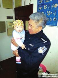 派出所民警在照料女婴 派出所民警在照料女婴