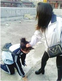 一名女生被另一名女生揪头发殴打,嘴里还被塞进一根黄瓜。 (图片均来自网络) 一名女生被另一名女生揪头发殴打,嘴里还被塞进一根黄瓜。 (图片均来自网络)
