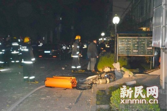 消防员正在现场进行处置。通讯员 何平 摄 消防员正在现场进行处置。通讯员 何平 摄