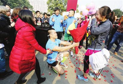 上海马拉松终点现浪漫求婚 上海马拉松终点现浪漫求婚
