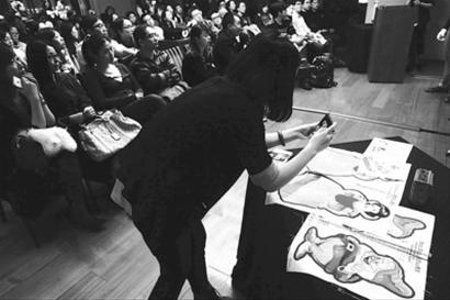 □昨天的迪士尼90周年 “粉丝”见面会上展出了两件75年前与《白雪公主》电影有关的特制玩偶。./晨报记者 杨眉 □昨天的迪士尼90周年 “粉丝”见面会上展出了两件75年前与《白雪公主》电影有关的特制玩偶。./晨报记者 杨眉