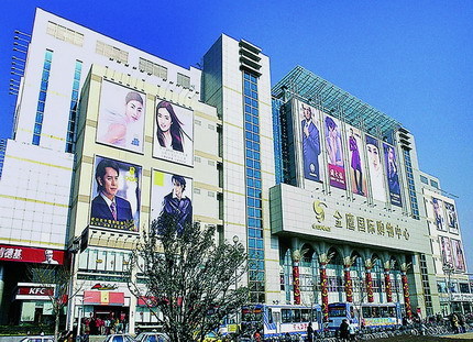 男嫌女友购物贵商场7楼坠亡 金鹰跳楼案真相曝