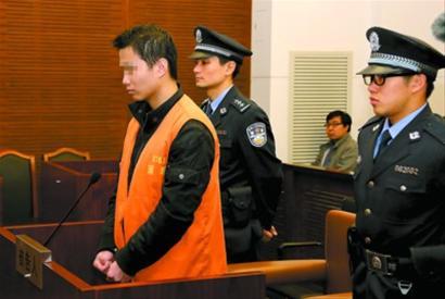 被告人万广道在接受法庭审判。陈永良 摄 被告人万广道在接受法庭审判。陈永良 摄
