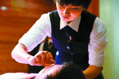 昨天,上海首个入殓师团队亮相宝兴殡仪馆,90后许佳萍为“故人”沐浴服务。 殷立勤 摄 昨天,上海首个入殓师团队亮相宝兴殡仪馆,90后许佳萍为“故人”沐浴服务。 殷立勤 摄