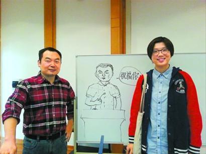 “一分钟自我展示”环节,美术学院大二学生庄雪凡给李晨(左)画了张漫画。 (资料照片) “一分钟自我展示”环节,美术学院大二学生庄雪凡给李晨(左)画了张漫画。 (资料照片)