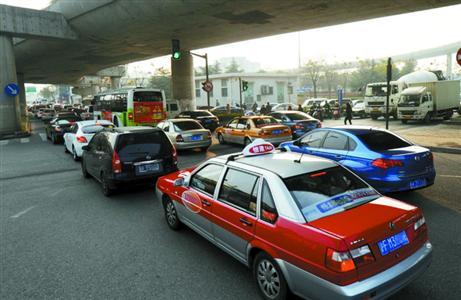 滞留车辆从翔殷路隧道一直排到军工路路口 滞留车辆从翔殷路隧道一直排到军工路路口