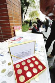 昨日,整套生肖纪念币出现在市场上。□本报记者 朱晓立 摄 昨日,整套生肖纪念币出现在市场上。□本报记者 朱晓立 摄