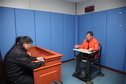 被抓的小偷30多岁,已经因为偷盗被轨道公交警方处理过多次。(警方供图) 被抓的小偷30多岁,已经因为偷盗被轨道公交警方处理过多次。(警方供图)
