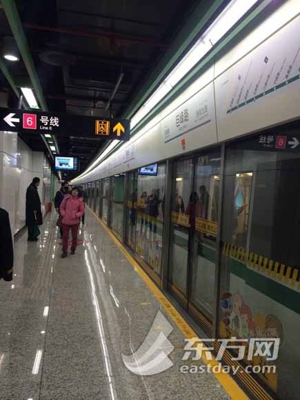 与6号线早高峰拥挤的情况相比,12号线有些“空”。 与6号线早高峰拥挤的情况相比,12号线有些“空”。