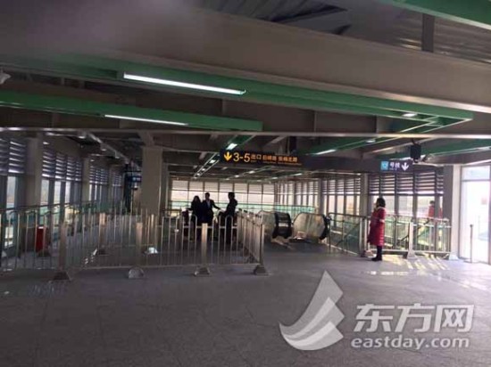 有的乘客提出建议,巨峰路换成站由于单项限流,过道较窄。 有的乘客提出建议,巨峰路换成站由于单项限流,过道较窄。