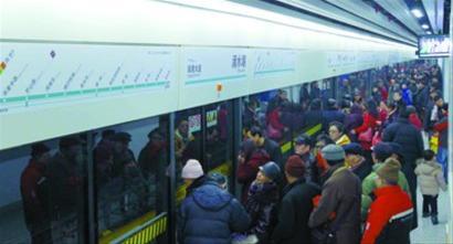 昨日,地铁16号线试运行,滴水湖站上下车乘客很拥挤。本报记者 张海峰 摄 昨日,地铁16号线试运行,滴水湖站上下车乘客很拥挤。本报记者 张海峰 摄