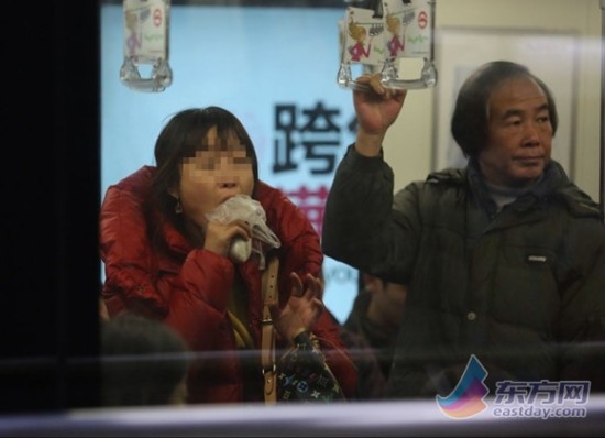 禁食条例执行首日,车厢内仍有乘客进食 禁食条例执行首日,车厢内仍有乘客进食