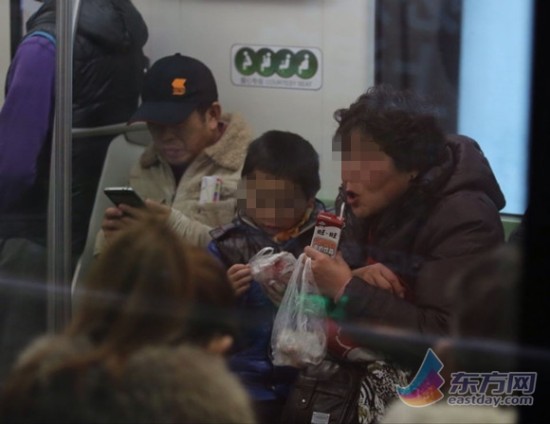 大人进食与孩子进食给乘客的感觉往往不同 大人进食与孩子进食给乘客的感觉往往不同