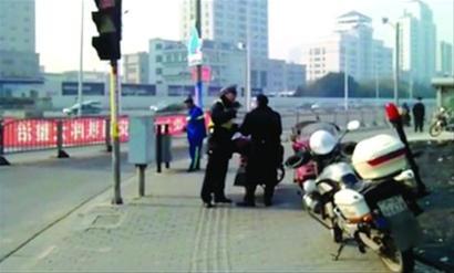 交警正在对“政府人员”的交通违法行为进行严厉批评 /视屏截图 交警正在对“政府人员”的交通违法行为进行严厉批评 /视屏截图