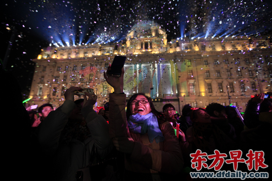 零点刚过,市民在外滩4D灯光秀狂欢。早报记者 孙湛 图 零点刚过,市民在外滩4D灯光秀狂欢。早报记者 孙湛 图