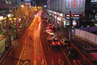 徐家汇商圈对违停实行更严格的管理■本报记者 吴雪舟 摄 徐家汇商圈对违停实行更严格的管理■本报记者 吴雪舟 摄