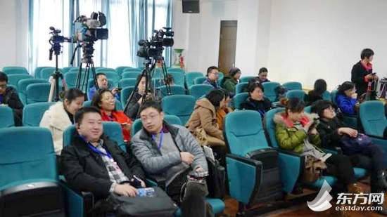 通报会现场来了不少媒体记者。 通报会现场来了不少媒体记者。