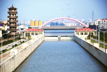 东沟新船闸雄姿已显。 本报通讯员 陈志强摄 东沟新船闸雄姿已显。 本报通讯员 陈志强摄