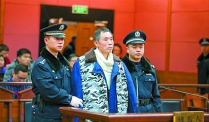 受害者家属等待审判结果。 肖允 摄 受害者家属等待审判结果。 肖允 摄