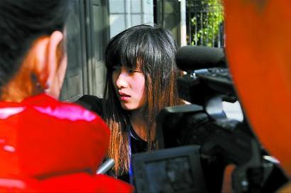 受害者家属等待审判结果。 肖允 摄 受害者家属等待审判结果。 肖允 摄