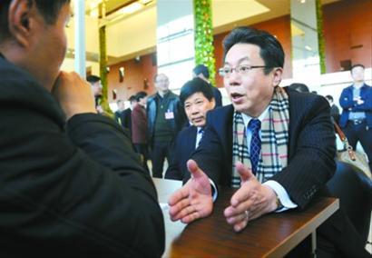 余国强代表正在向市建交委工作人员反映部分道路交通设置不合理的问题。本报记者 张驰 摄 余国强代表正在向市建交委工作人员反映部分道路交通设置不合理的问题。本报记者 张驰 摄