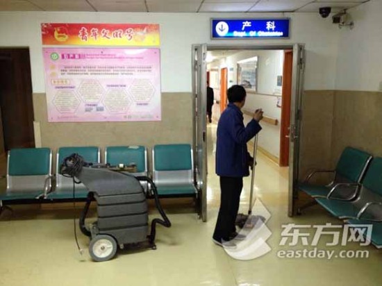 院方工作人员正在对起火区域进行清理 院方工作人员正在对起火区域进行清理