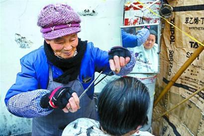 城隍庙里84岁的剃头老太 城隍庙里84岁的剃头老太