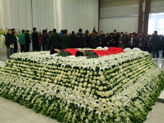武汉市委常委、公安局长赵飞,上海市委常委、政法委书记姜平,上海市副市长、市公安局局长白少康,上海市政府副秘书长陈靖等领导慰问家属。 武汉市委常委、公安局长赵飞,上海市委常委、政法委书记姜平,上海市副市长、市公安局局长白少康,上海市政府副秘书长陈靖等领导慰问家属。