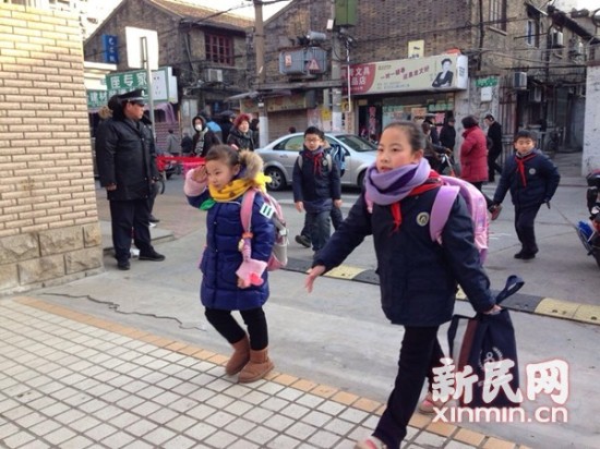 闸北一中心小学的孩子们进入学校。新民网记者 李若楠 摄 闸北一中心小学的孩子们进入学校。新民网记者 李若楠 摄