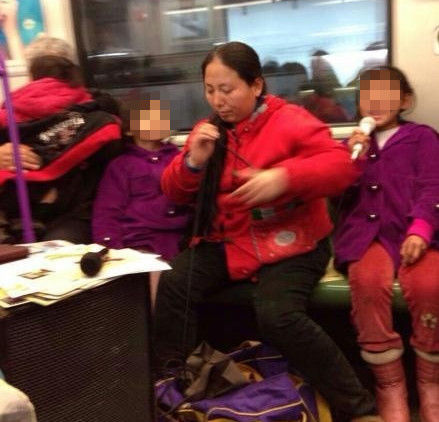 网友所拍摄的上海地铁车厢里乞讨者“装备升级”。 网友所拍摄的上海地铁车厢里乞讨者“装备升级”。