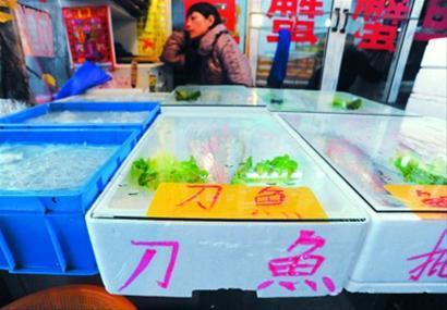 有些摊主在摊位前显眼处打出“刀鱼”的宣传牌,但是前来购买的顾客并不多。 /晨报记者 何雯亚 有些摊主在摊位前显眼处打出“刀鱼”的宣传牌,但是前来购买的顾客并不多。 /晨报记者 何雯亚