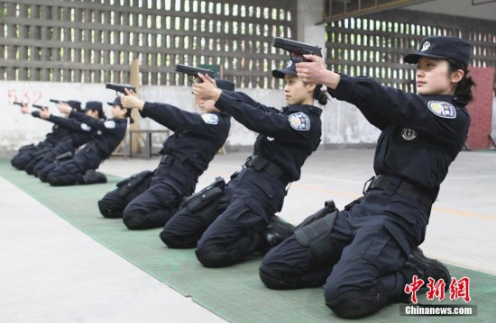探秘重庆<em>女特警</em>队 霹雳美女_新浪上海_新浪网