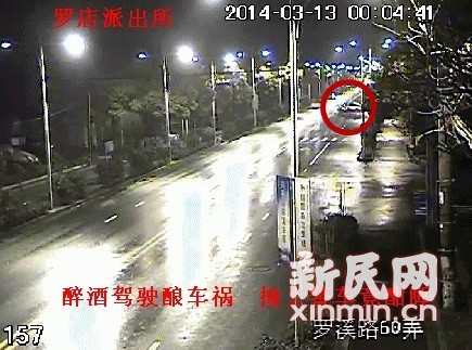 图说:君越轿车与巡逻警察迎面相撞。宝山公安分局 供图 图说:君越轿车与巡逻警察迎面相撞。宝山公安分局 供图