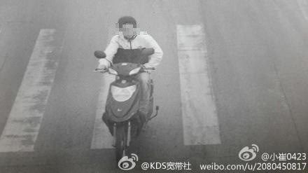 图为路面监控记录下的嫌疑人体貌。 图为路面监控记录下的嫌疑人体貌。