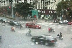 图说:交警被黑色轿车拖行。监控录像截图 图说:交警被黑色轿车拖行。监控录像截图