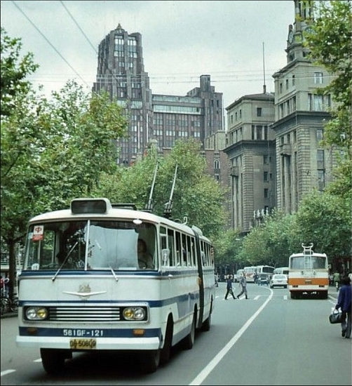 1983年 “辫子电车”驶在申城街头。 1983年 “辫子电车”驶在申城街头。