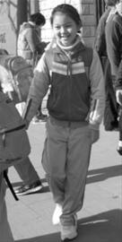 竹园小学的校服上绣着一只跃动的吉祥鸟,代表着天真、健康、向上,绿色和白色拼接的配色也预示着学生阳光、快乐成长。 竹园小学的校服上绣着一只跃动的吉祥鸟,代表着天真、健康、向上,绿色和白色拼接的配色也预示着学生阳光、快乐成长。