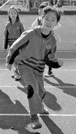 世外小学校服以蓝色、白色和灰色为主基调。用蓝色是因为其符合该校“学校走向世界,世界走向学校”的办学理念。 世外小学校服以蓝色、白色和灰色为主基调。用蓝色是因为其符合该校“学校走向世界,世界走向学校”的办学理念。